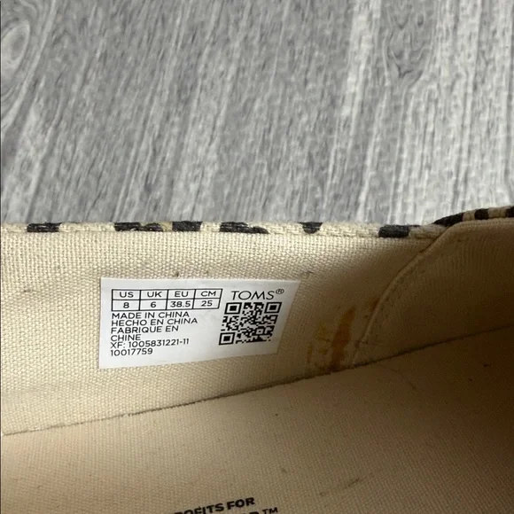 TOMS Women's Black and Cream Leopard Slip In Size 8 - Picture 6 of 6